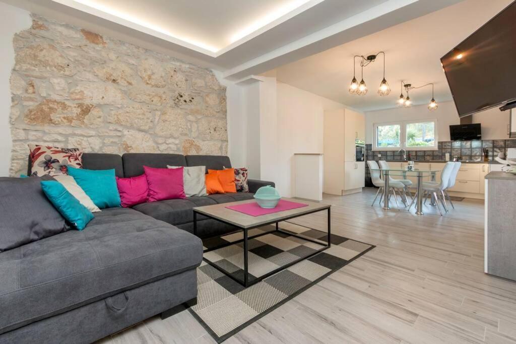 Predivan Novouredeni Apartman U Blizini Mora Banjole Extérieur photo