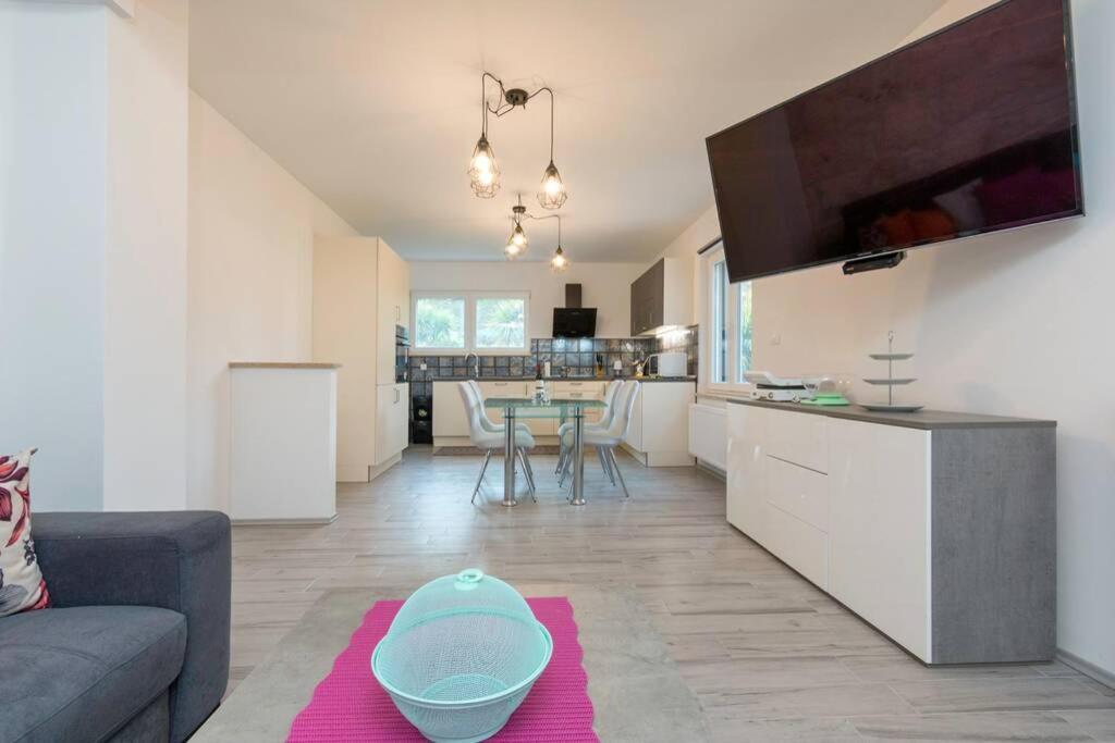 Predivan Novouredeni Apartman U Blizini Mora Banjole Extérieur photo