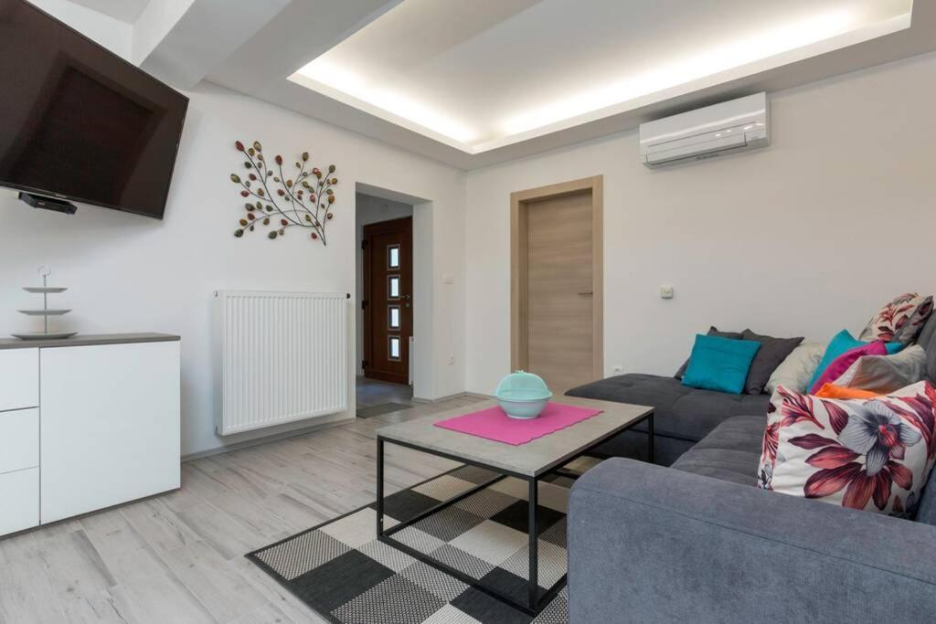 Predivan Novouredeni Apartman U Blizini Mora Banjole Extérieur photo