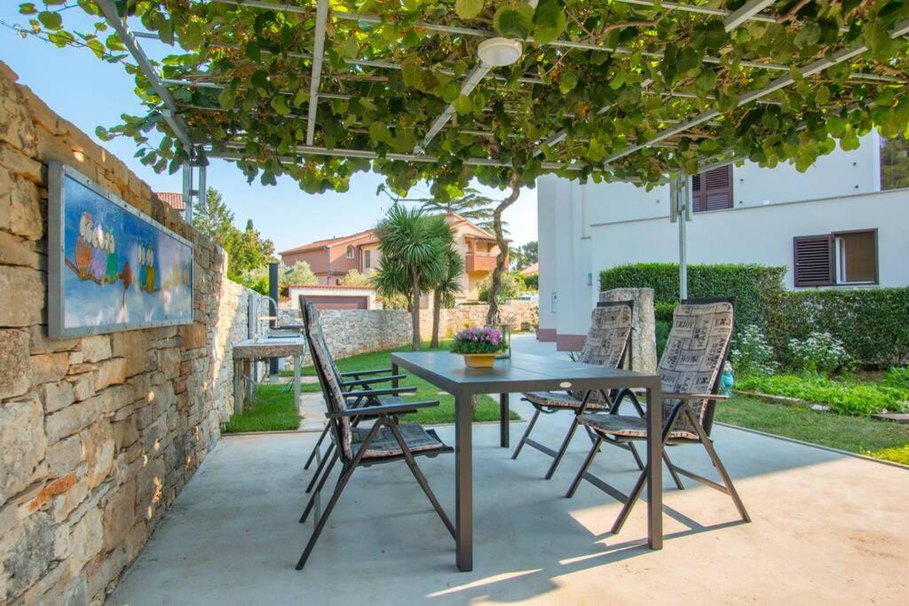 Predivan Novouredeni Apartman U Blizini Mora Banjole Extérieur photo