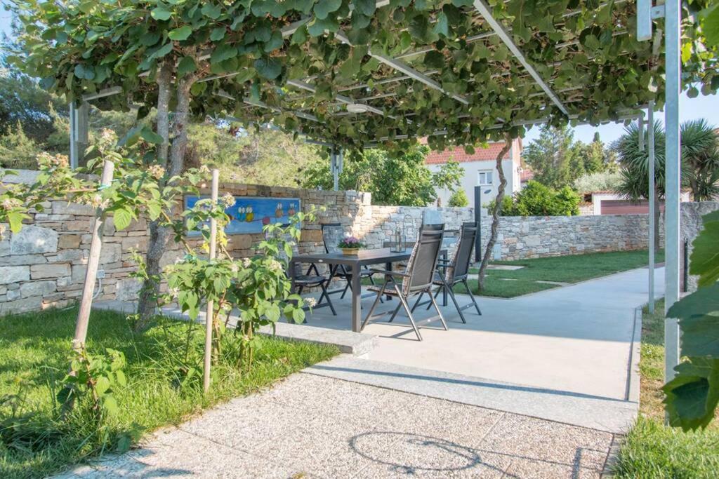 Predivan Novouredeni Apartman U Blizini Mora Banjole Extérieur photo